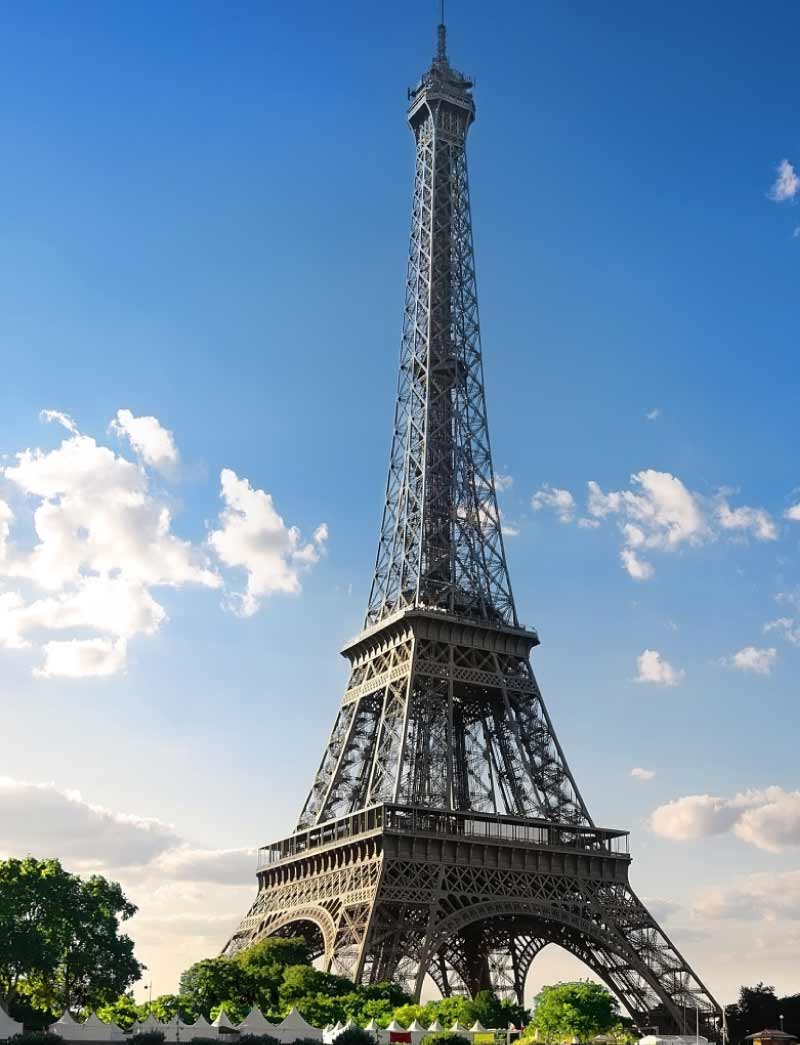 eiffel tower in the daylight